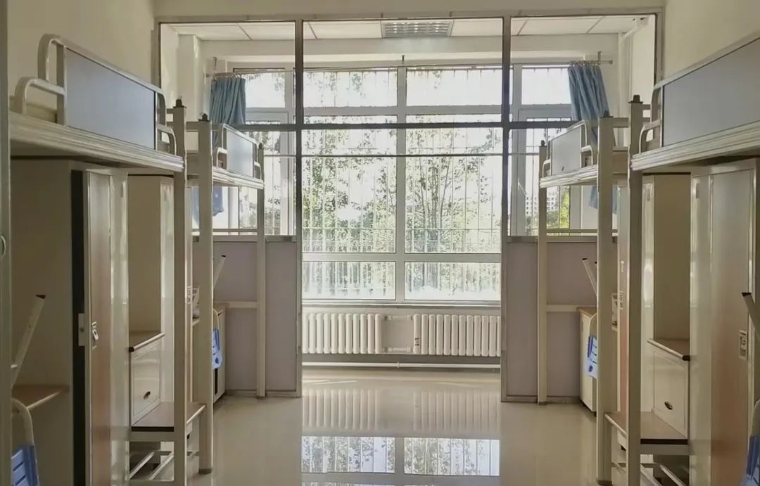 大连民族大学宿舍条件怎么样,几个人住,有空调吗?